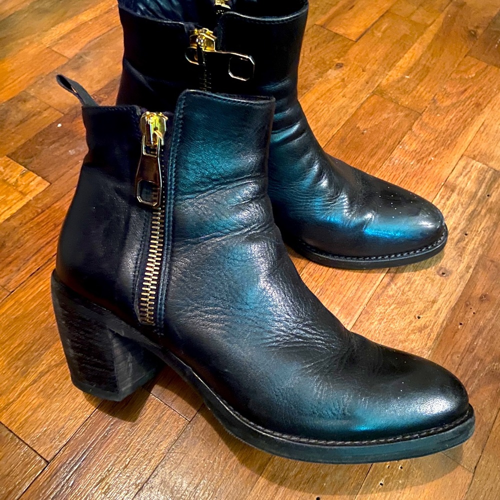 Roberto Festa zipper boot. Womens boot. Size 39.5 = 9.5 US.